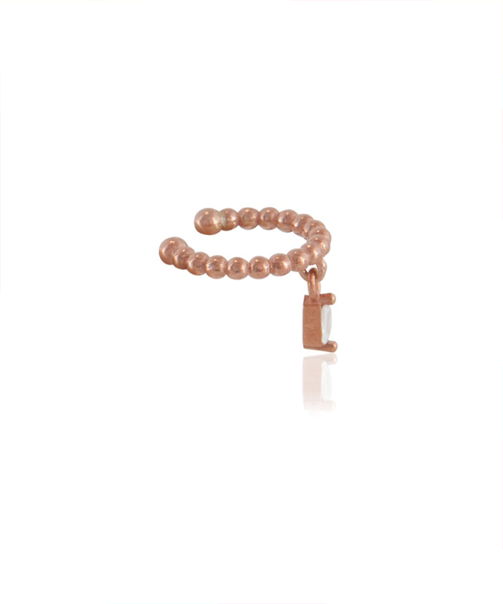 Ασημένιο μονό Ear Cuff σκουλαρίκι επιχρυσωμένο με ροζ χρυσό διακοσμημένο με κρεμαστό λευκό ζιργκόν. Το κομψό ασημένιο κόσμημα έχει ως βάση του το ασήμι 925 και είναι επιχρυσωμένο με ροζ χρυσό