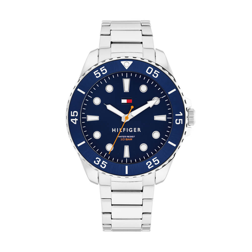 Ανδρικό αναλογικό ρολόι της εταιρίας Tommy Hilfiger με σκούρο μπλέ καντράν και μπρασελέ σε ασημί χρώμα. Διαθέτει μηχανισμό μπαταρίας